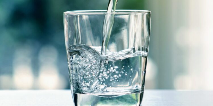 Drinking Excessive Water Can Be Dangerous: Dubai Doctor Warns of Hyponatremia Risks
